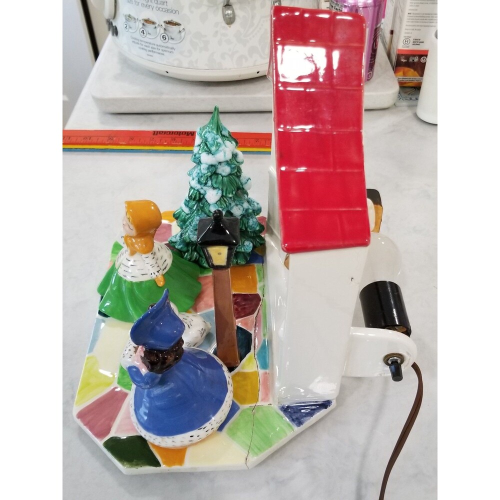 Holland Mold Lighted Winter House Figurine – Works, Repaired Crack READ - Picture 2 of 12